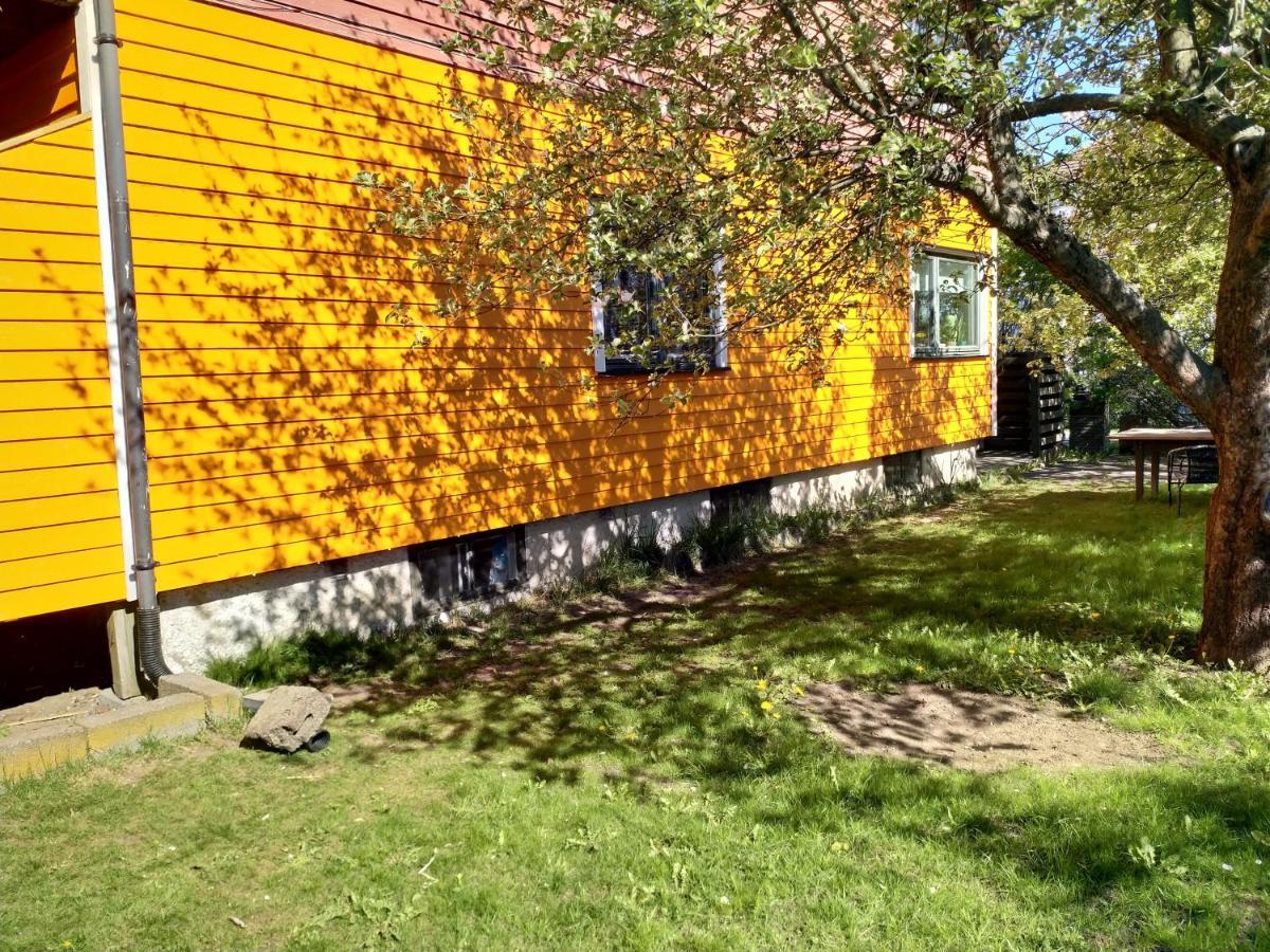 Renovated Semi- Basement 2 Bedrooms Furnished Apartment - Close To Everything In Moss Zewnętrze zdjęcie
