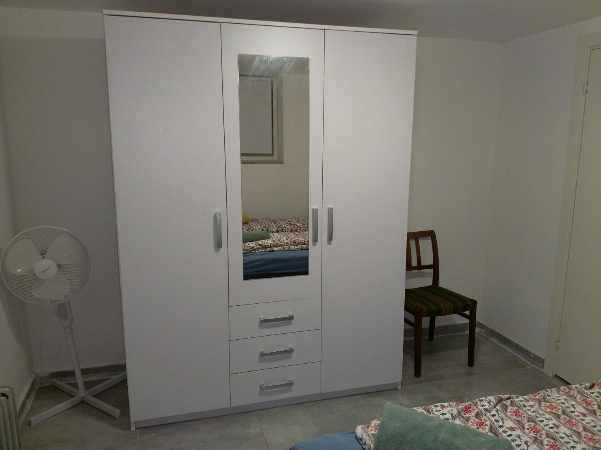 Renovated Semi- Basement 2 Bedrooms Furnished Apartment - Close To Everything In Moss Zewnętrze zdjęcie