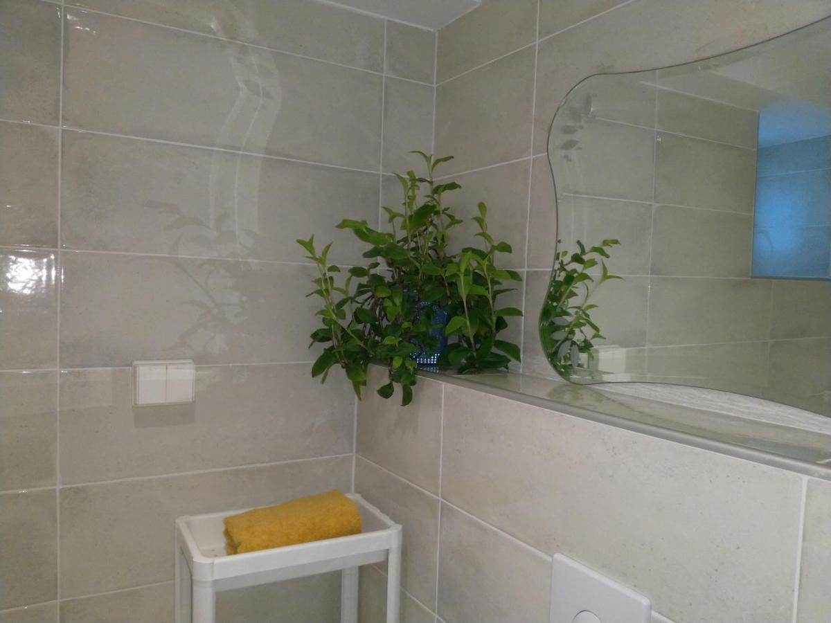 Renovated Semi- Basement 2 Bedrooms Furnished Apartment - Close To Everything In Moss Zewnętrze zdjęcie