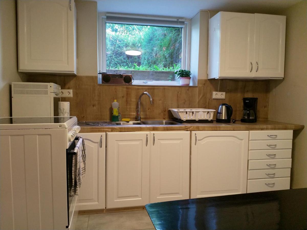 Renovated Semi- Basement 2 Bedrooms Furnished Apartment - Close To Everything In Moss Zewnętrze zdjęcie