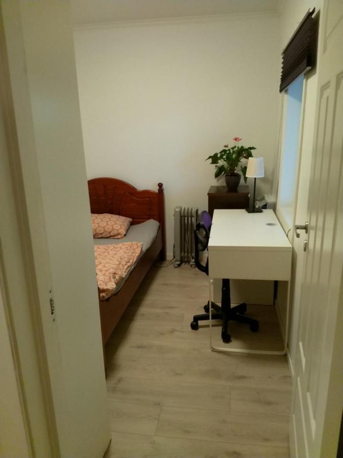 Renovated Semi- Basement 2 Bedrooms Furnished Apartment - Close To Everything In Moss Zewnętrze zdjęcie