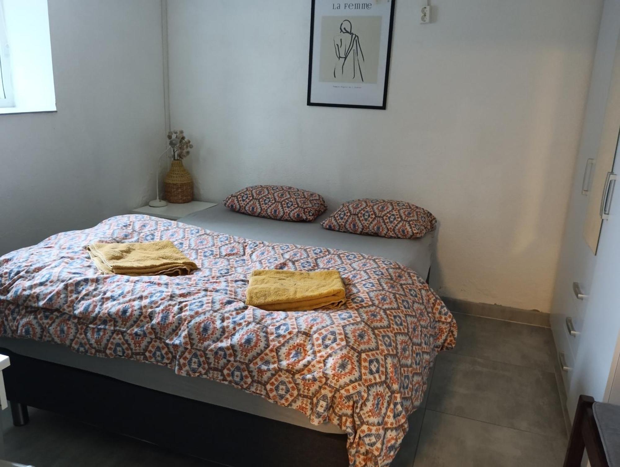Renovated Semi- Basement 2 Bedrooms Furnished Apartment - Close To Everything In Moss Zewnętrze zdjęcie