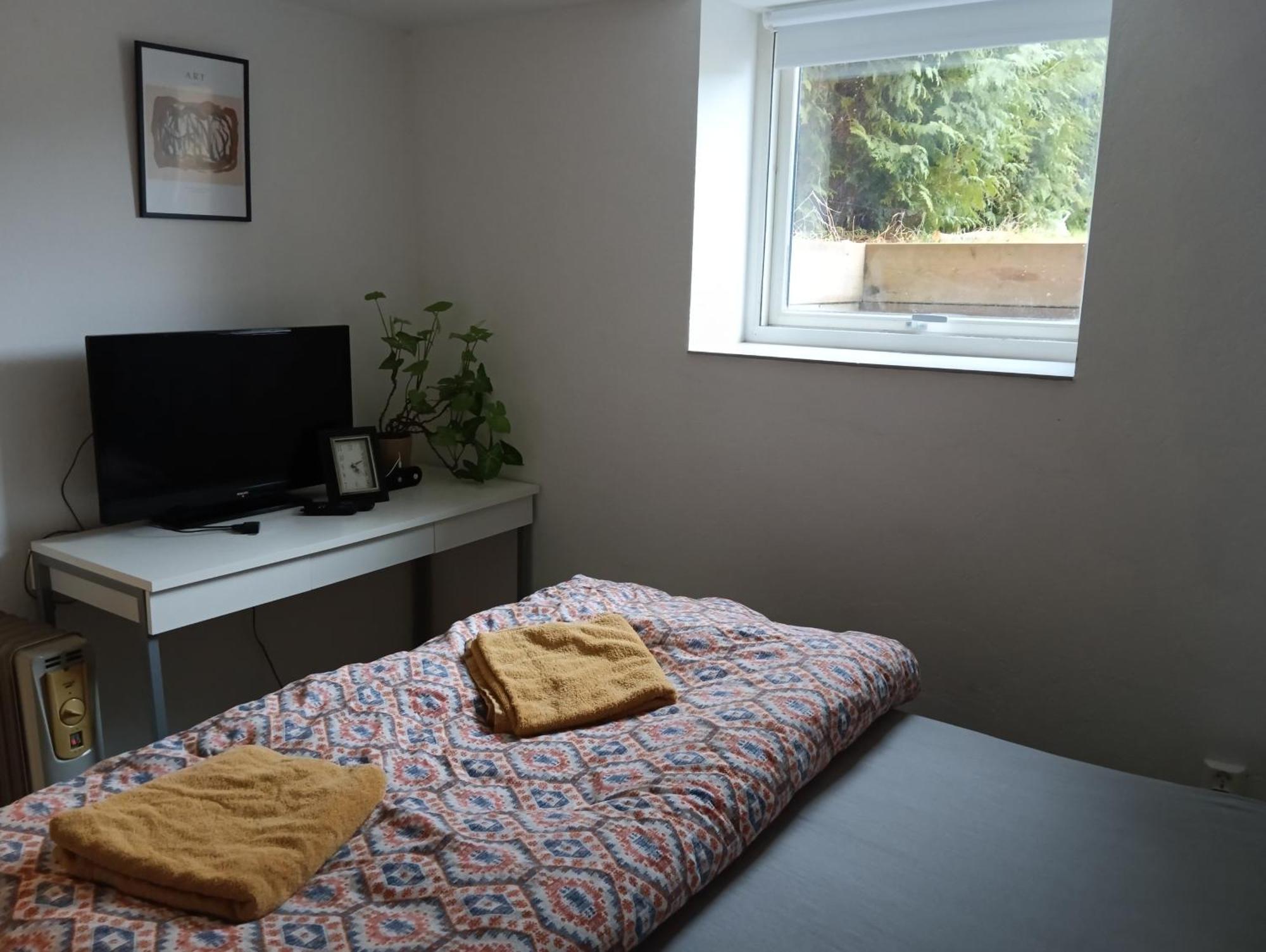 Renovated Semi- Basement 2 Bedrooms Furnished Apartment - Close To Everything In Moss Zewnętrze zdjęcie